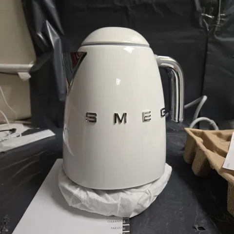 SMEG ELECTRIC KETTLE – WHITE