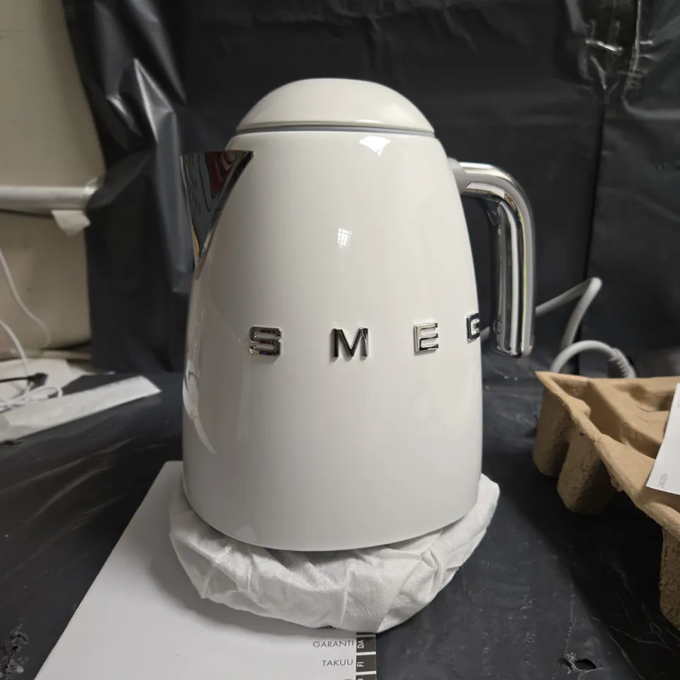 SMEG ELECTRIC KETTLE – WHITE