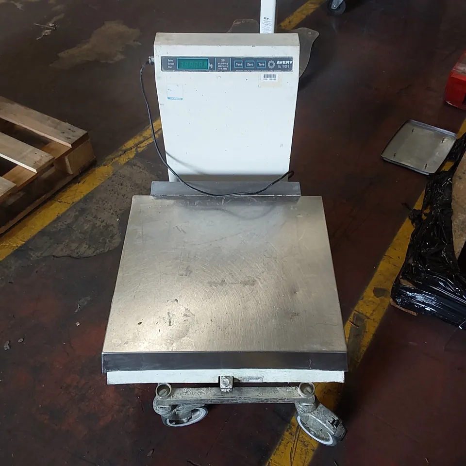 AVERY L101 PORTABLE ELECTRIC COMMERCIAL SCALE