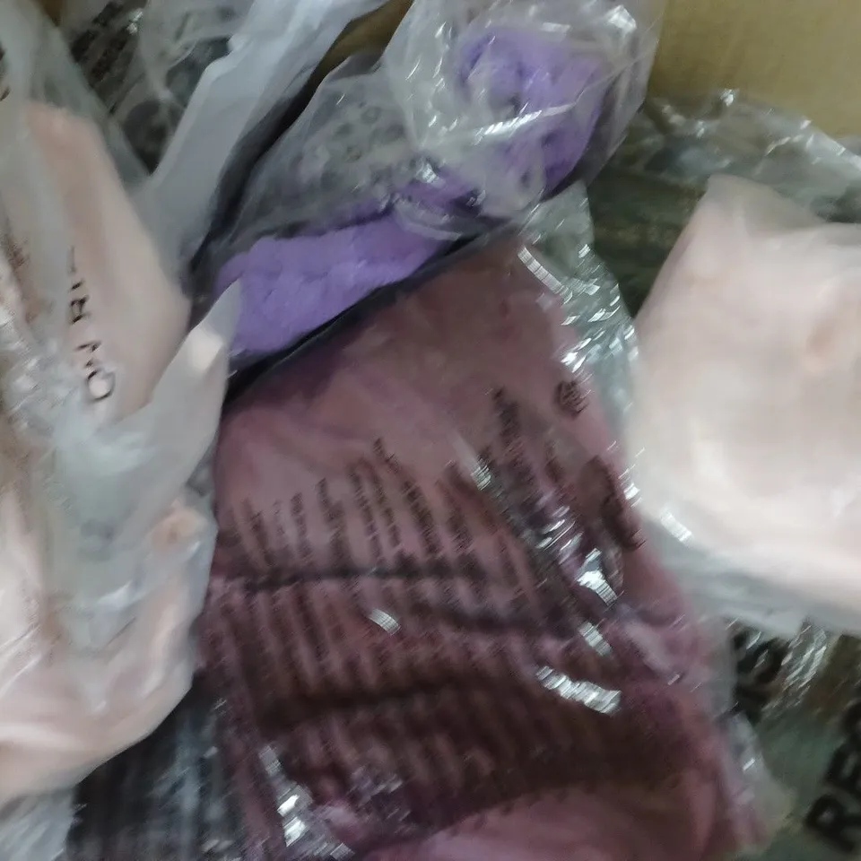 APPROXIMATELY 20 ASSORTED COTTON ON CLOTHING ITEMS TO INCLUDE LUNA BRODERIE PANT IN WHITE SIZE 36EU, BOSTON LONG SLEEVE SHIRT IN OLIVE WAFFLE CHECK SIZE M, STRETCH JEAN SIZE 36EU