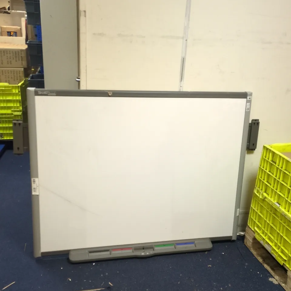 WHITE SMARTBOARD 
