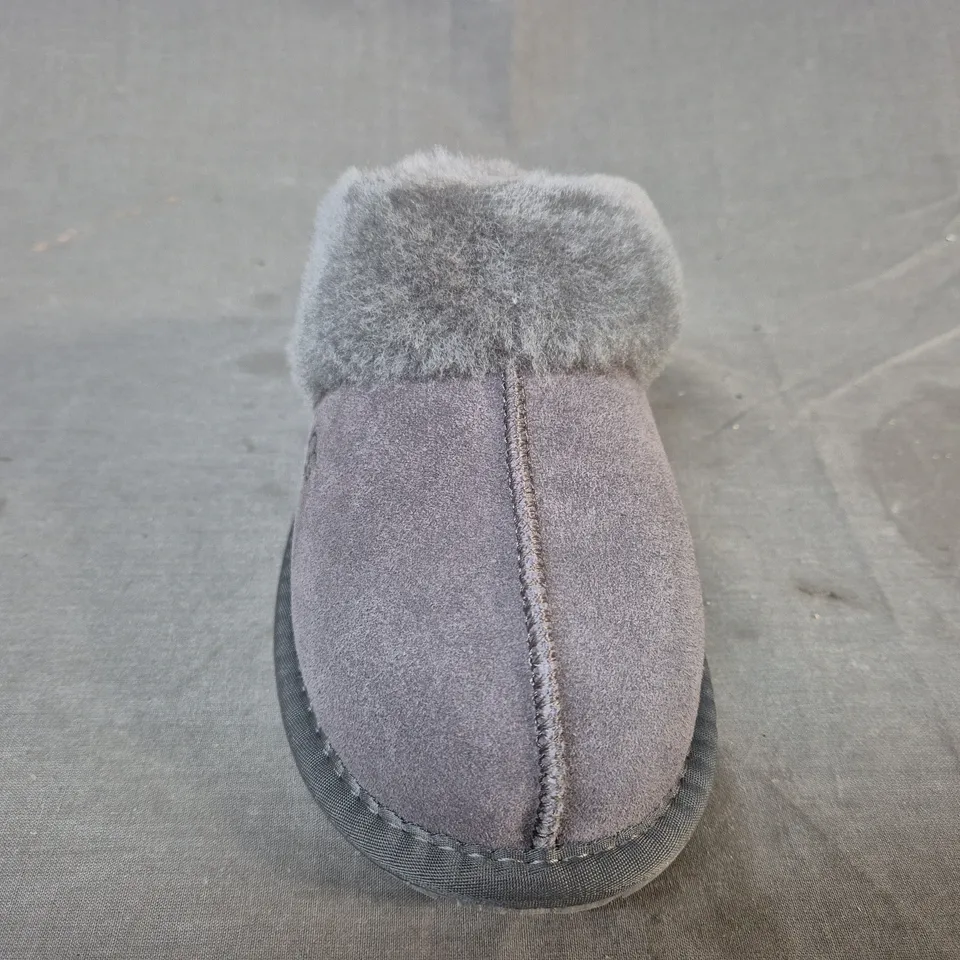 BOXED PAIR OF UGG SLIPPERS IN GREY UK SIZE 7