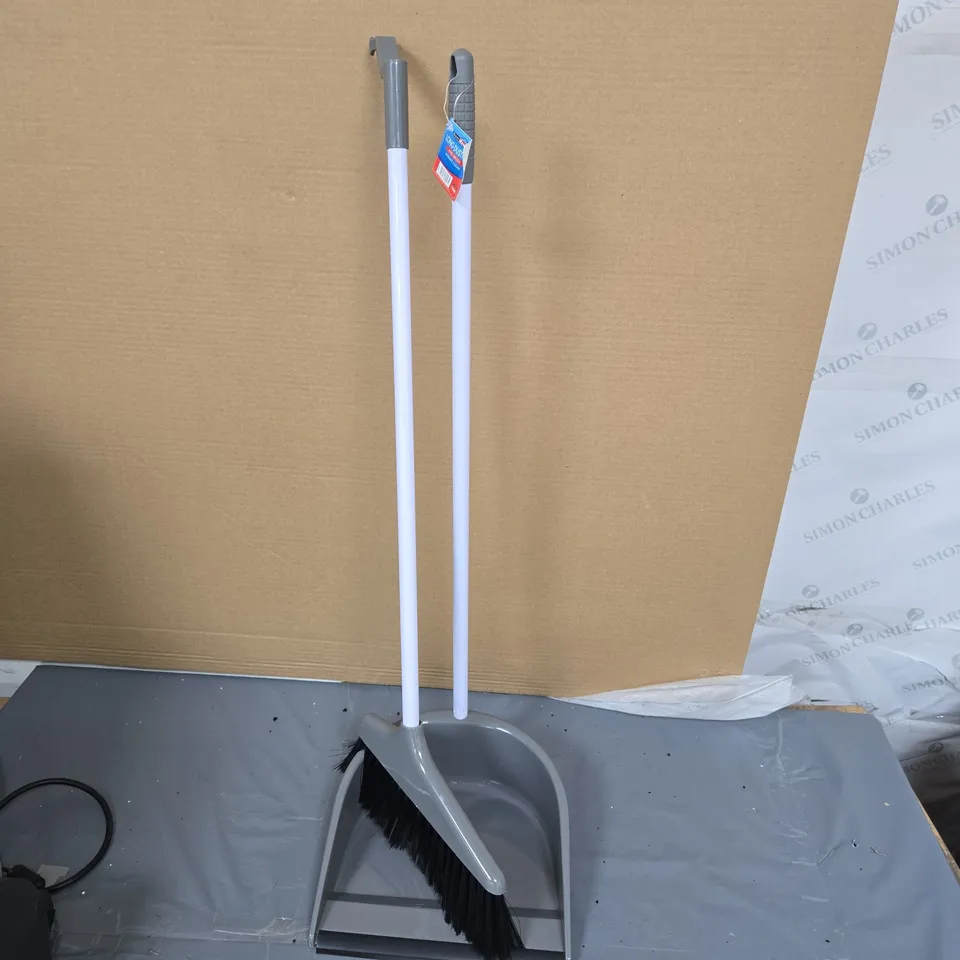 BEST HOUSE LONG DUSTPAN AND BRUSH SET – WHITE HANDLES WITH GREY DUSTPAN
