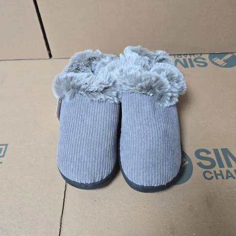 BOX OF APPROXIMATELY 20 PAIRS OF GREY SLIPPERS, UK SIZE 3 - 4 WITH TAGS