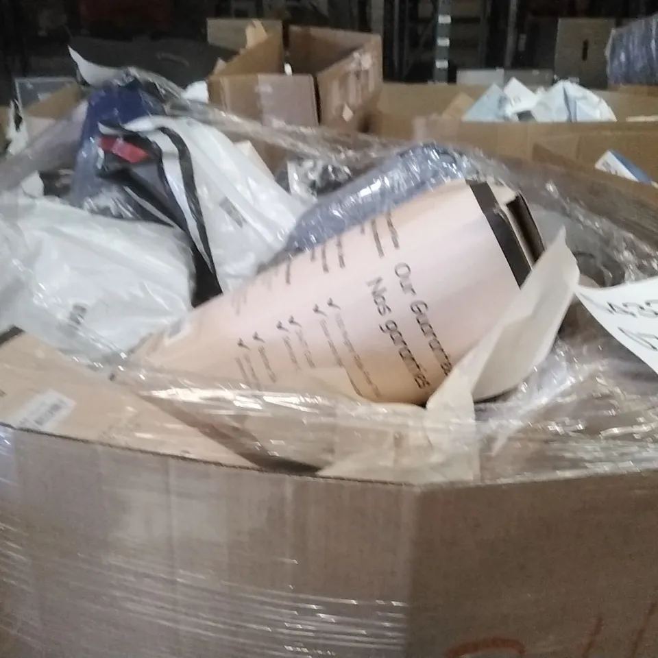 PALLET CONTAINING A LARGE QUANTITY OF PILLOWS