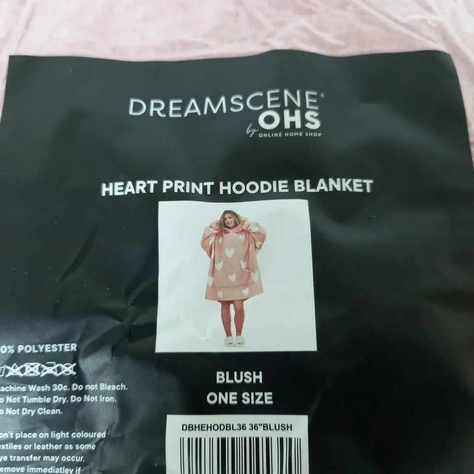 SEALED DREAMSCENE HEART PRINT HOODIE BLANKET IN BLUSH