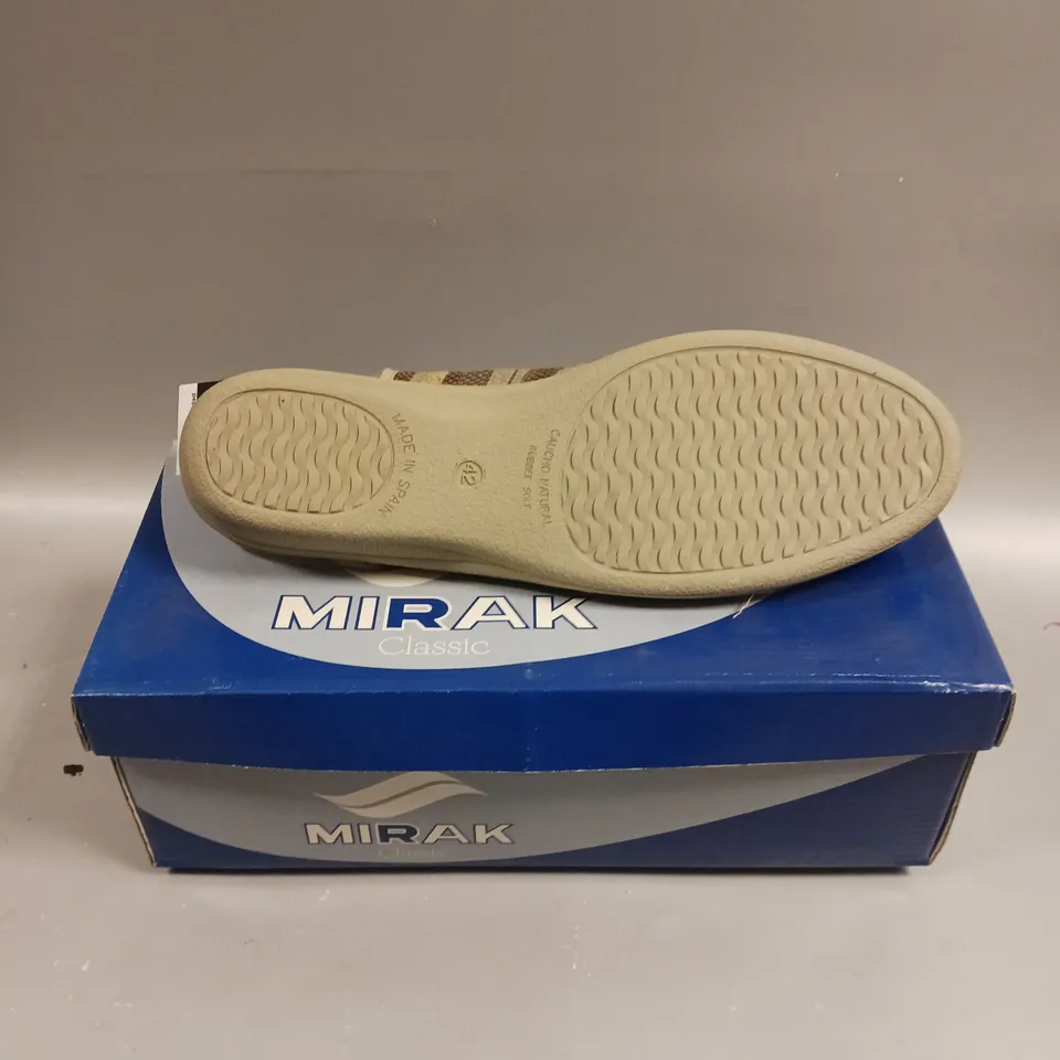 BOXED PAIR OF MIRAK CLASSIC CARLA OPEN TOE SHOES IN BROWN - 8