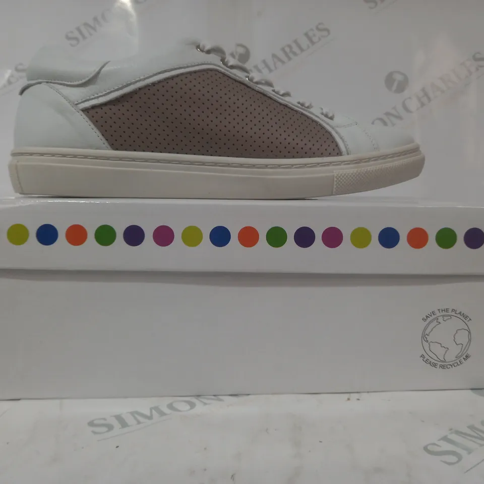 BOXED PAIR OF ADESSO SHOES IN WHITE SIZE 6