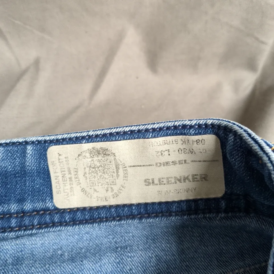 DIESEL INDUSTRY MEN’S DENIM JEANS – BLUE WASH, BUTTON FLY 30W 32L