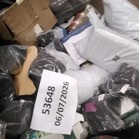 A PALLET CONTAINING A LARGE QUANTITY OF ASSORTED PILLOWS AND SIMILAR PRODUCTS ETC