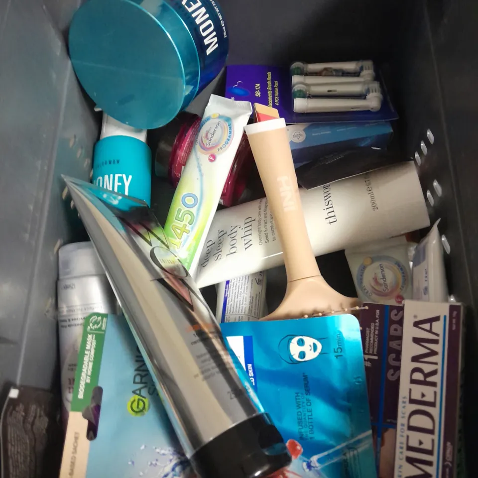 APPROXIMATELY 20 ASSORTED HEALTH & BEAUTY PRODUCTS TO INCLUDE DOVE PAMPERING BODY WASH, GIVE ME SENSITIVE SHAMPOO AND SANDERSON TOOTHPASTE