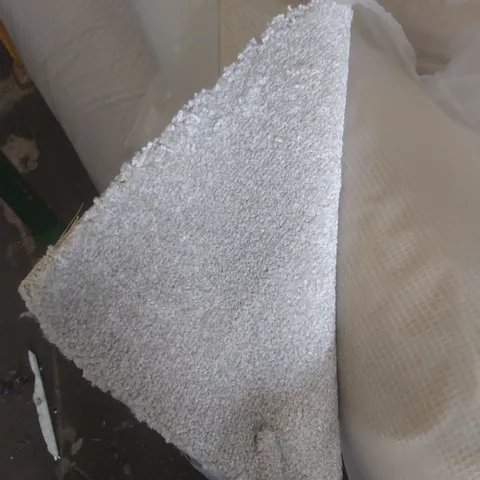 ROLL OF QUALITY DURHAM TWIST DOVER WHITE CARPET - APPROXIMATELY 2 x 5m