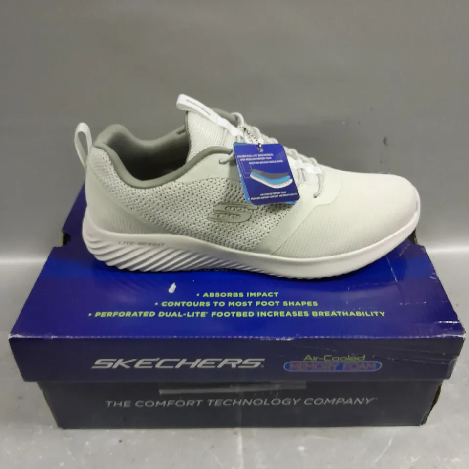 BOXED PAIR OF SKECHERS BOUNDER MEMORY FOAM TRAINERS - 8.5
