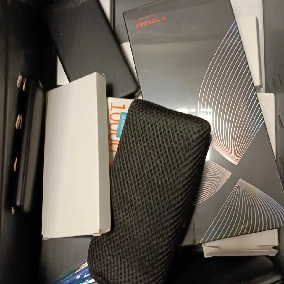 APPROXIMATELY 15 ASSORTED SMARTPHONE ACCESSORIES TO INCLUDE CHARGING CABLES, POWERBANKS, USB PLUG ETC 