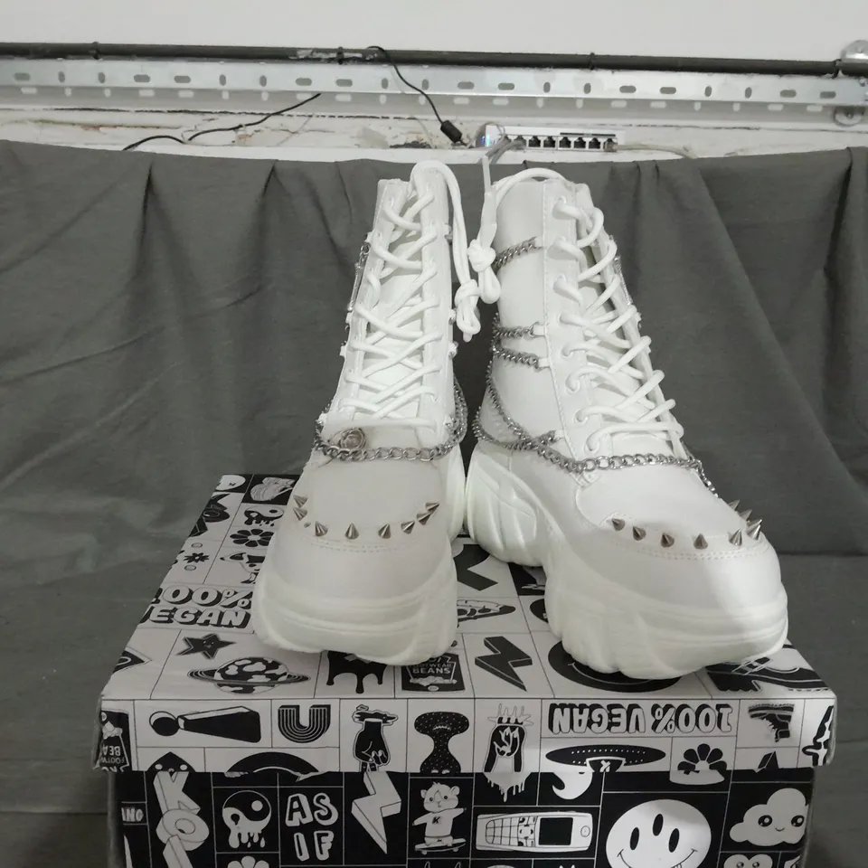 BOXED PAIR OF KOI BOOTS IN WHITE SIZE 5