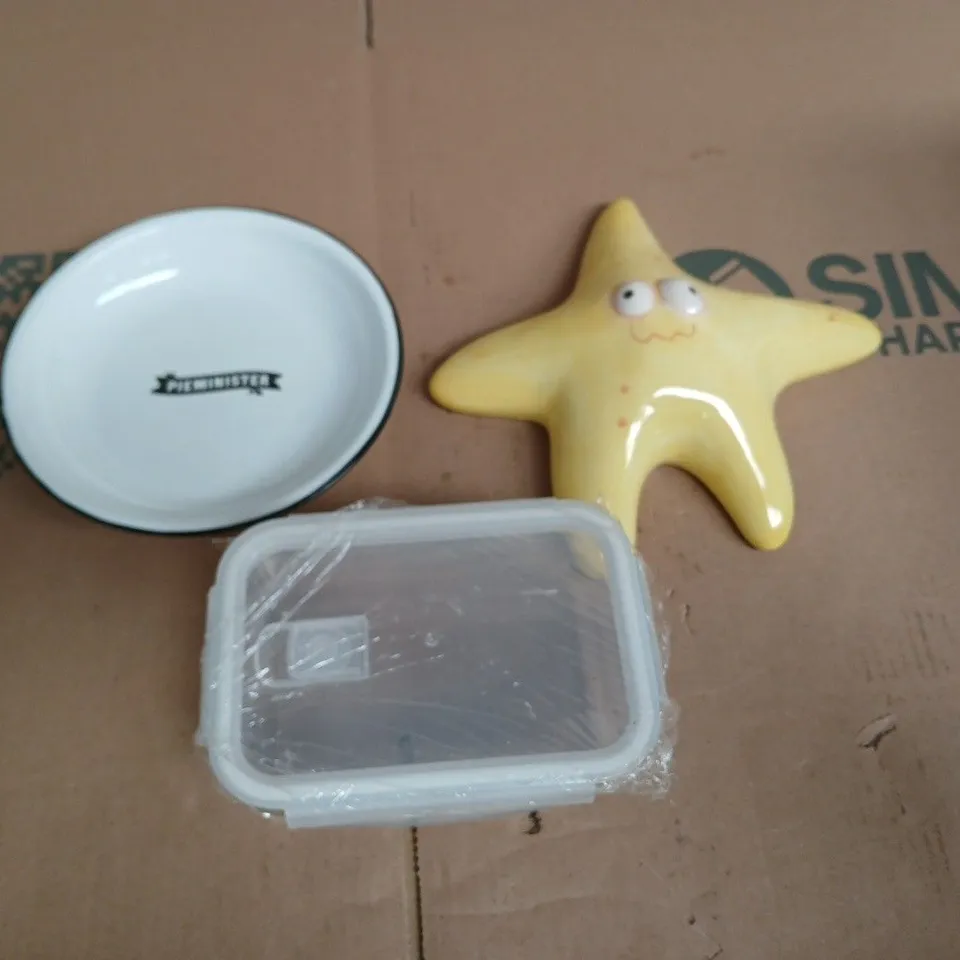 APPROX 5 ASSORTED KITCHEN WARE ITEMS TO INCLUDE - YELLOW STAR-SHAPED CERAMIC ORNAMENT WITH CARTOON FACE, PLUS ROUND DISH AND CLEAR PLASTIC STORAGE CONTAINER