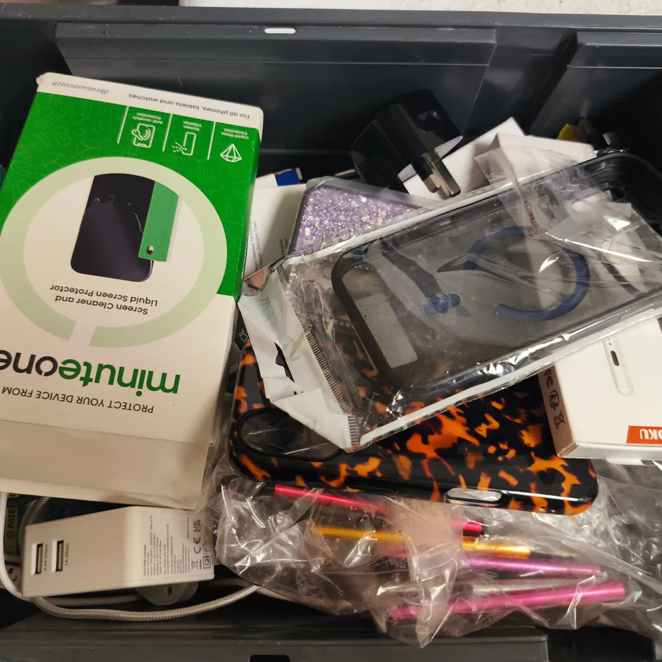 APPROXIMATELY 15 ASSORTED MOBILE PHONE ACCESSORIES TO INCLUDE POWER BANKS, CASES AND CHARGE CABLES
