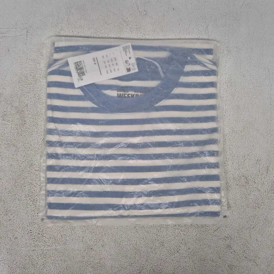 BAGGED WEEKDAY STRIPED T-SHIRT IN BLUE/WHITE SIZE MEDIUM