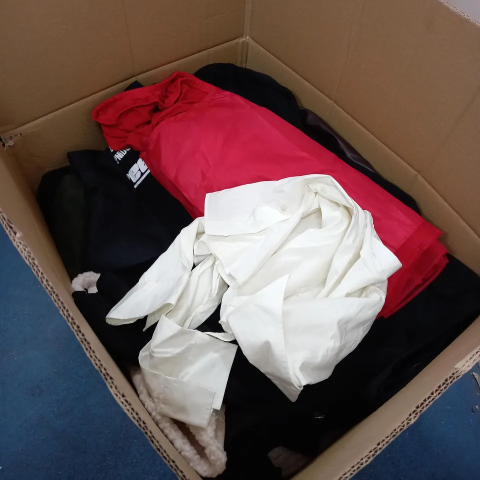 LARGE QUANTITY OF ASSORTED CLOTHING ITEMS TO INCLUDE NEW LOOK AND ASOS
