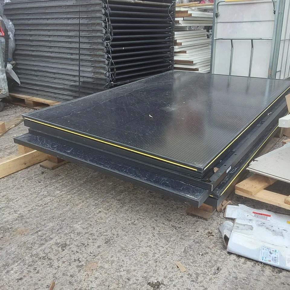 PALLET CONTAINING ASSORTED SOLAR PANELS