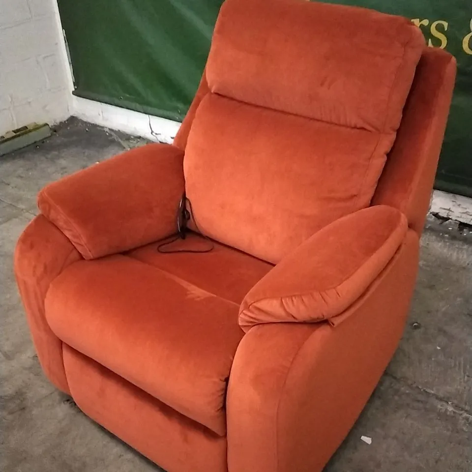 QUALITY BRITISH DESIGNED & MANUFACTURED G PLAN KINGSBURY POWER RECLINER ARMCHAIR COMBARRO CHESTNUT FABRIC 