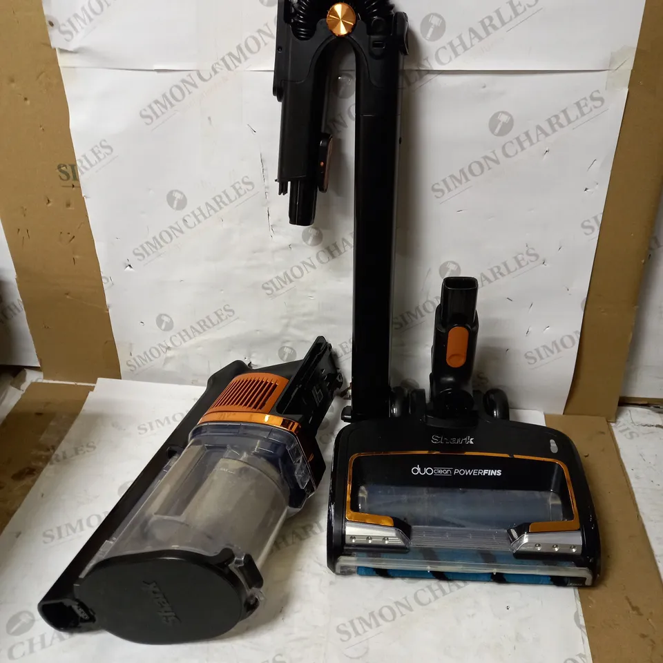 SHARK CORDLESS STICK VACUUM CLEANER IZ300UK