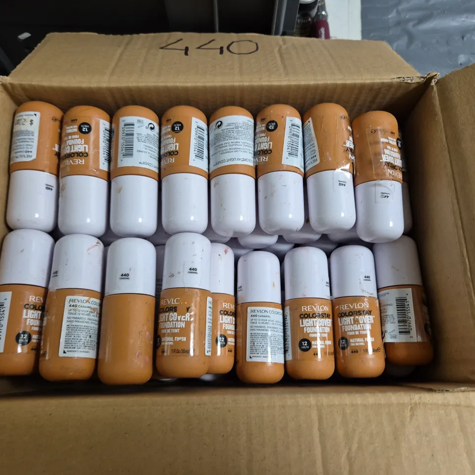 LOT OF APPROXIMATELY 55 REVLON COLOURSTAY LIGHT COVER 30ML FOUNDATIONS - 440 CARAMEL