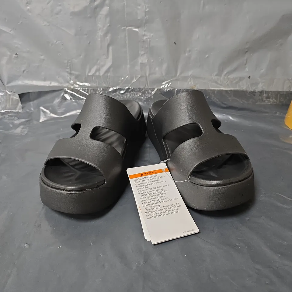 CROCS GETAWAY PLATFORM SANDALS - BLACK - SIZE 3