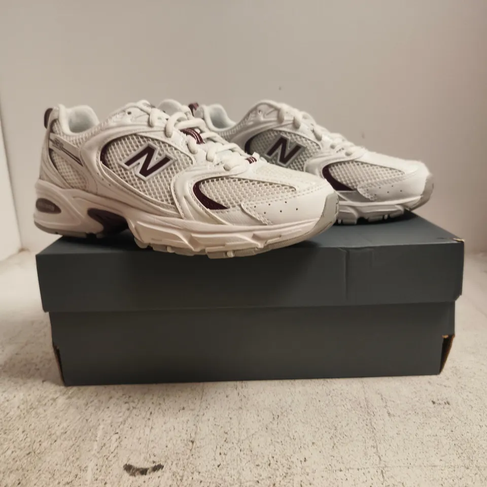 BOXED PAIR OF NEW BALANCE 530 TRAINERS IN WHITE/BURGUNDY SIZE UK 4.5
