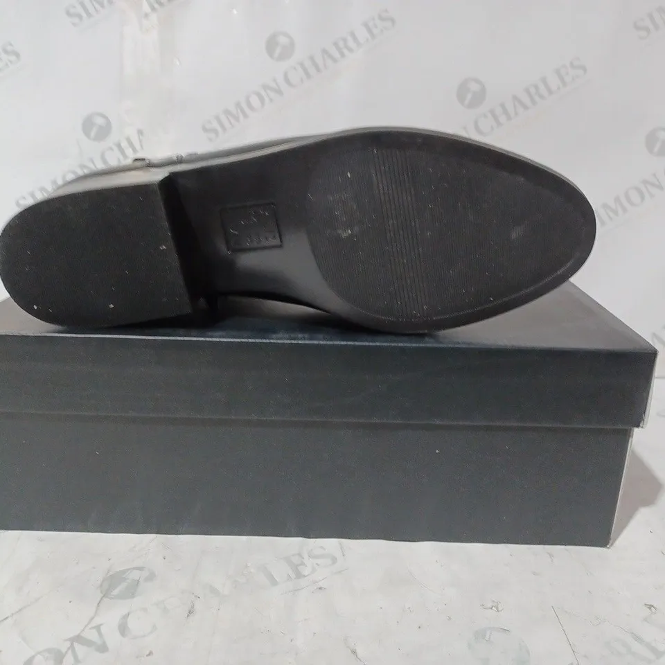 BOXED PAIR OF NATURALIZER LOW HEEL SIDE-ZIP SHOES IN BLACK UK SIZE 7