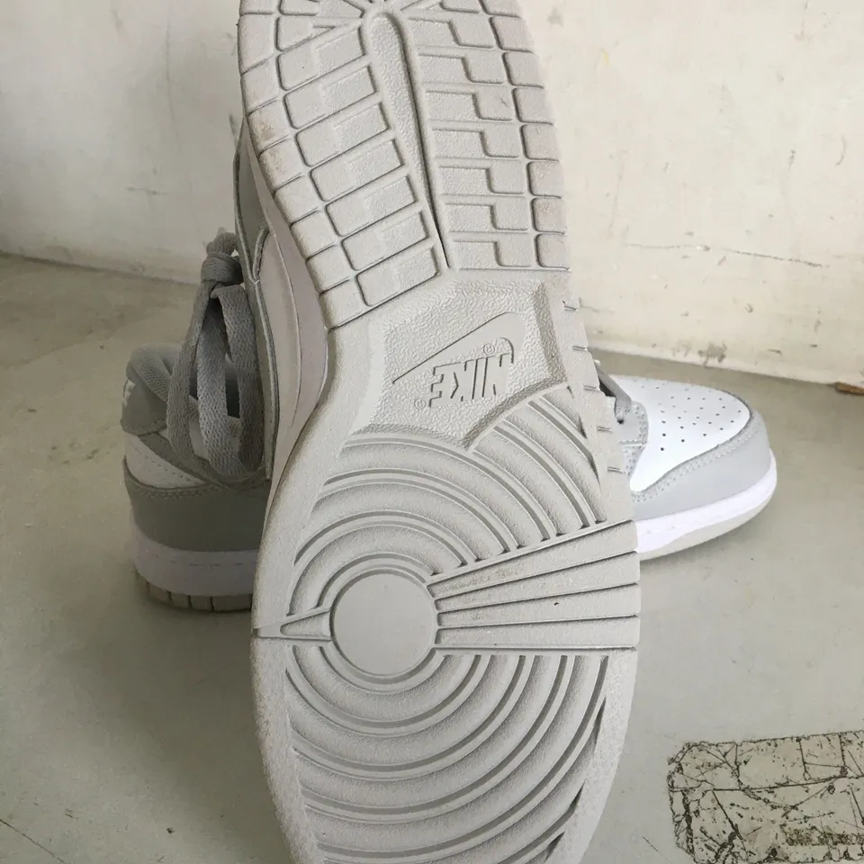 PAIR OF SIZE 5.5 WHITE NIKE TRAINERS 