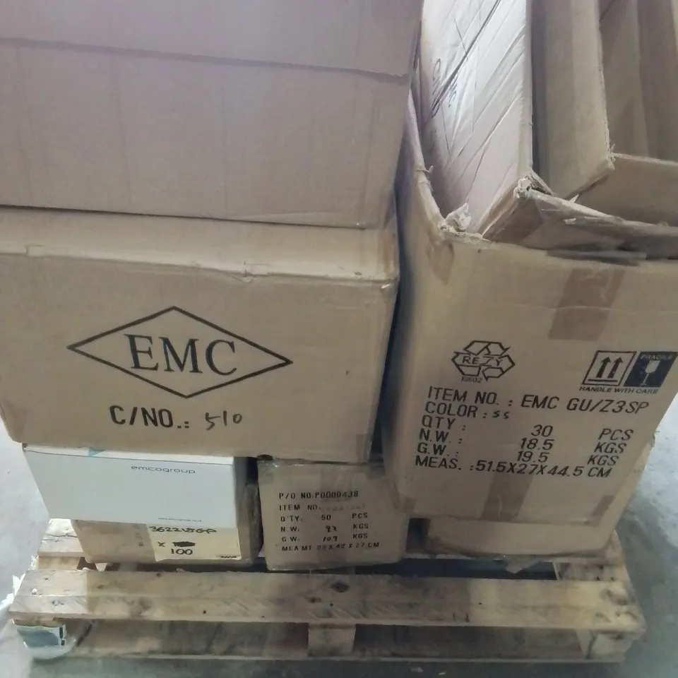 PALLET OF APPROXIMATELY 100 ASSORTED EMCOLITE LIGHTING TO INCLUDE - 31029 PISTON FITTING , Z SPOTLIGHT , MR16DOWNLIGHT ETC COLLECTION ONLY