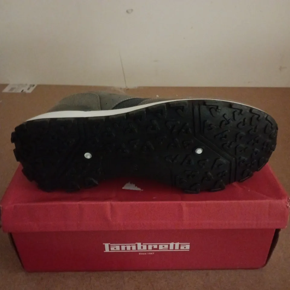 BOXED PAIR OF IAMBRETTA ECHO 2 TRAINERS IN GREY - UK 10