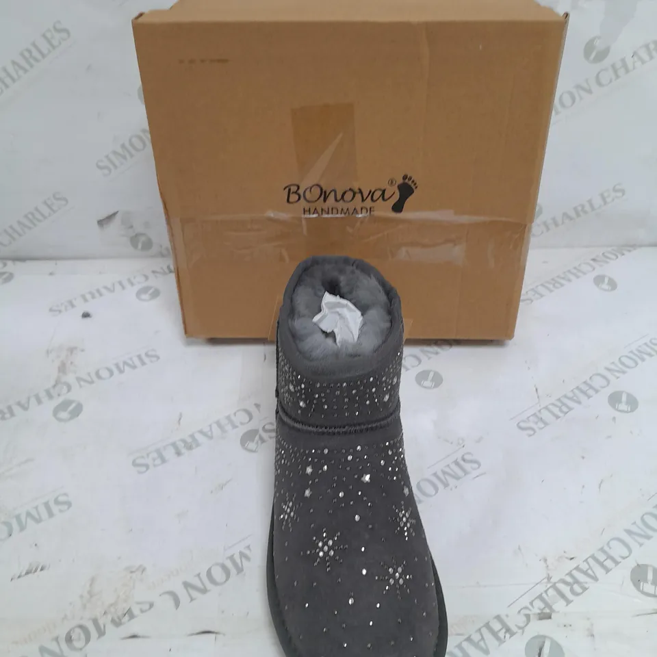 BOXED BONOVA GREY STAR SLIPPERS SIZE 7 