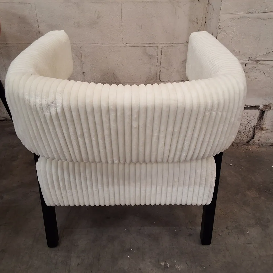 CONTEMPORARY UPHOLSTERED ACCENT CHAIR ARMCHAIR WITH SOLID WOOD LEGS - BEIGE