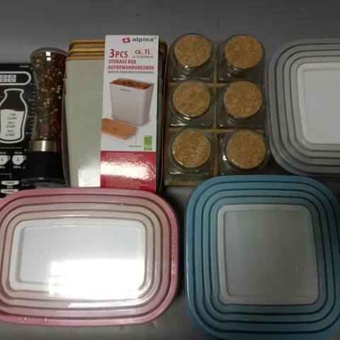 LOT OF 8 ASSORTED AS NEW COOKWARE ITEMS TO INCLUDE STORAGE TUBS, SQUARE GLASS JARS AND COCKTAIL MIXING SET