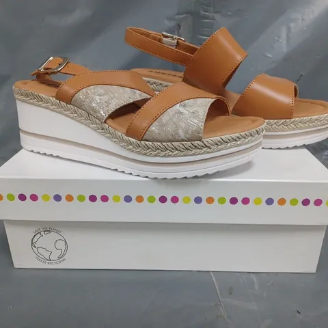 BOXED PAIR OF ADESSO GABBY BLOCK PRINT WEDGE SANDALS IN TAN SIZE 4