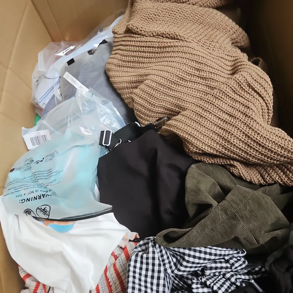 BOX OF APPROXIMATELY 20 ASSORTED CLOTHING ITEMS TO INCLUDE TOPS, BLAZER, SHORTS, ETC