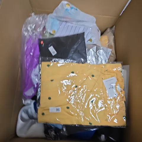 APPROX 20 ASSORTED CLOTHING ITEMS TO INCLUDE T-SHIRTS, DRESSES, SHORTS ETC