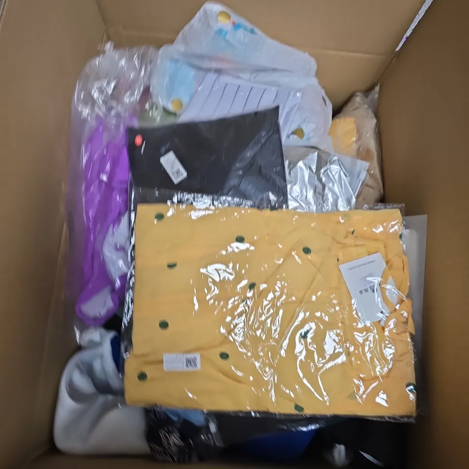 APPROX 20 ASSORTED CLOTHING ITEMS TO INCLUDE T-SHIRTS, DRESSES, SHORTS ETC