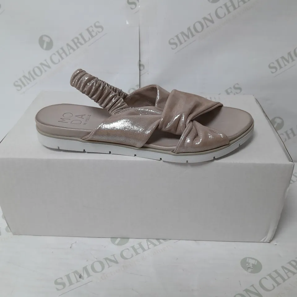 MODA IN PELLE NASELLIE SILVER METALLIC TWISTED UPPER ELASTIC SANDALS SIZE 6 