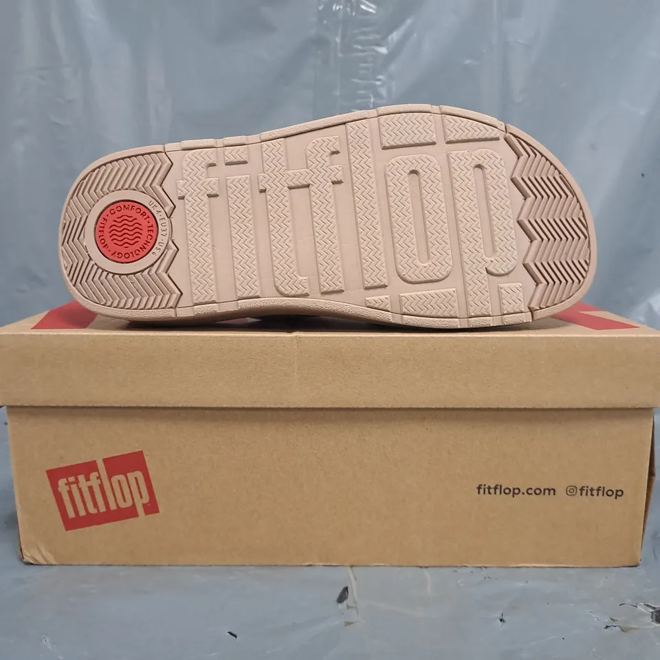 BOXED PAIR OF FITFLOP OPEN TOE BUCKLE STRAP SANDALS IN NUDE SIZE UK 4