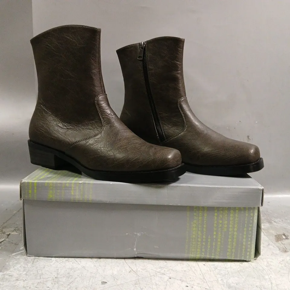 BOXED PAIR OF KOI THE CAVALRY MEN'S HEELED COWBOY BOOTS IN MOCHA FADE SIZE UK 10