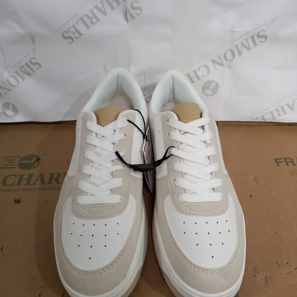 PULL AND BEAR TRAINERS SIZE 39