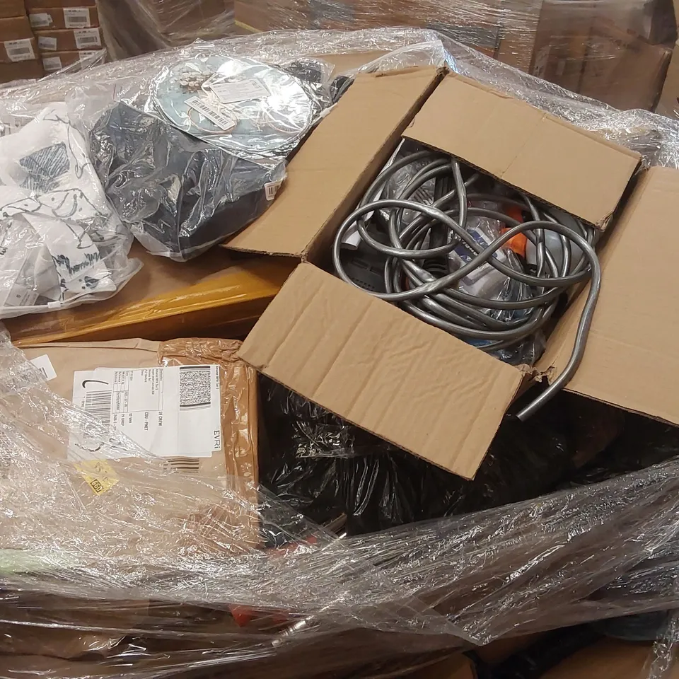 PALLET CONTAINING VARIOUS ASSORTED BOXED HOUSEHOLD ITEMS TO INCLUDE, EXPANDABLE HOSE, PICNIC SET, 2.6M STAINLESS STEEL LADDER, HANDHELD PRESSURE WASHER, CORDLESS VAC AND LOTS MORE UNMARKED BOXED ITEMS