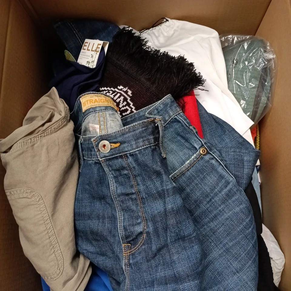 BOX OF APPROXIMATELY 25 ASSORTED CLOTHING ITEMS TO INCLUDE MAN UTD SCARF, JEANS, CARGO SHORTS, ELLE BAMBOO SOCKS ETC