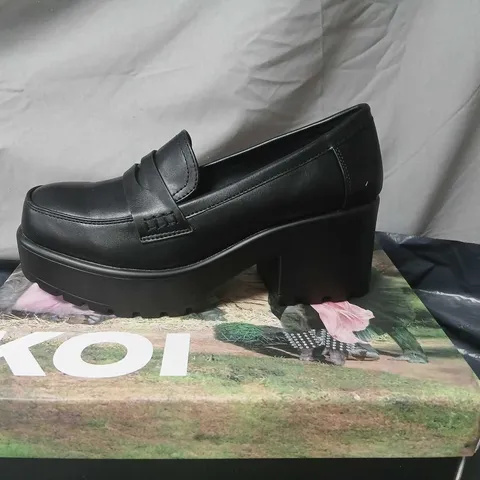 BOXED PAIR OF KOI VIGO CLASSIC CHUNKY SHOES - UK 6