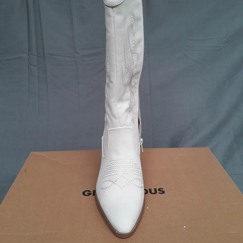 BOXED PAIR OF GLAMOROUS OFF WHITE LADIE BOOT SIZE UK 5