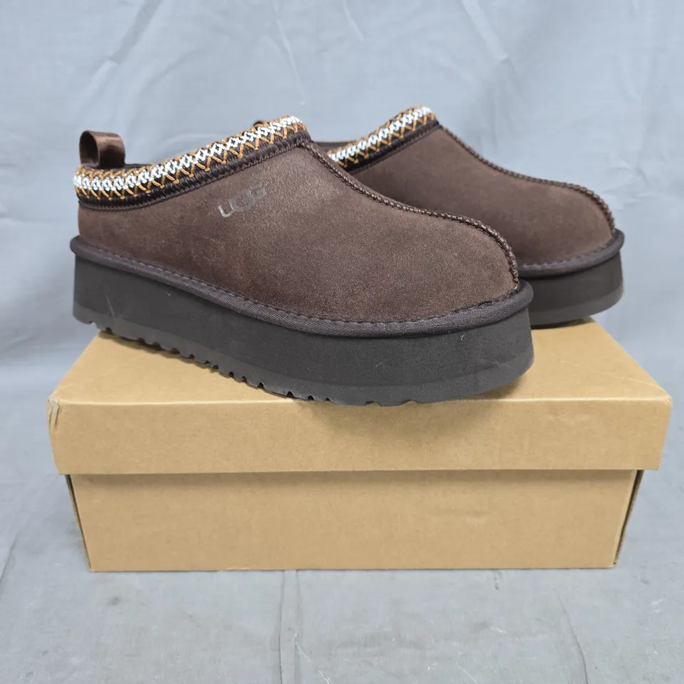 BOXED PAIR OF UGG CLASSIC MINI SHOES IN COFFEE SIZE UK 5.5
