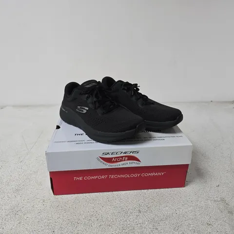 SKECHERS ARCH FIT SNEAKERS – BLACK UK 6